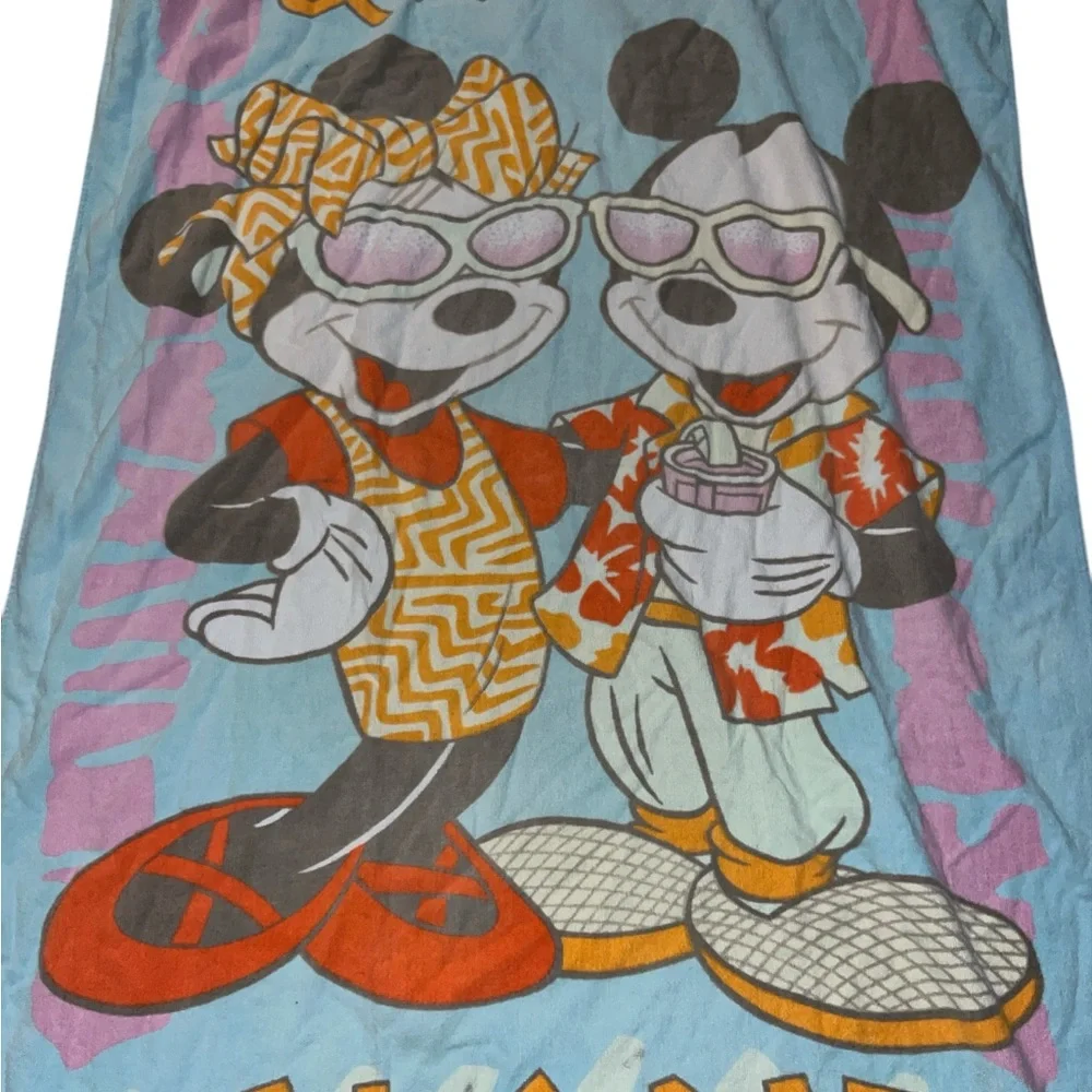 Vintage. Mickey & Minnie Island Style beach towel